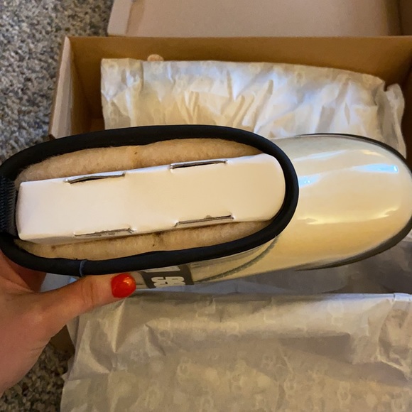 Kids’ UGG Classic Clear MINI II - Picture 2 of 3